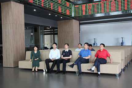 2017年6月20日，農(nóng)業(yè)部國(guó)際合作司條法處處長(zhǎng)顧衛(wèi)兵一行，在省農(nóng)業(yè)廳對(duì)外合作處處長(zhǎng)翟建庭、市農(nóng)業(yè)局領(lǐng)導(dǎo)的陪同下，到中國(guó)食品谷中凱智慧冷鏈物流園東亞畜牧交易所參觀考察.jpg